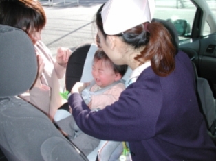 チャイルドシートの点検中
