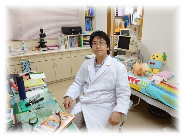 診察室で腰掛ける副院長 川井学の写真
